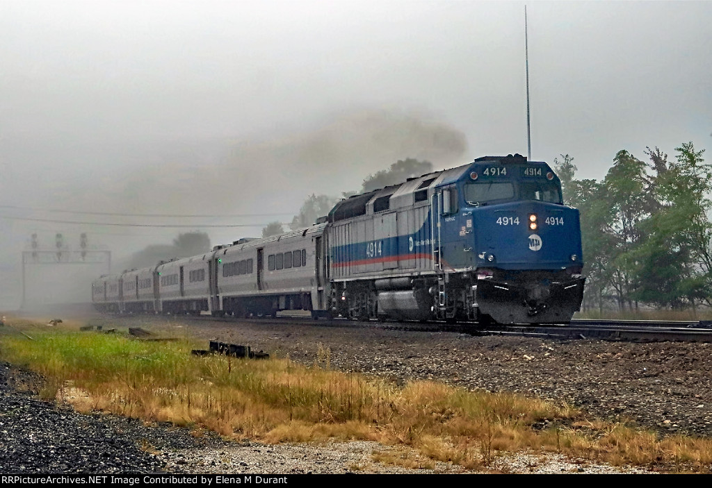 MNCR 4914 on train 1103